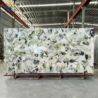 Dalle de marbre vert de luxe, motif cristal brisé pour mur d'accentuation et plan de travail de villa