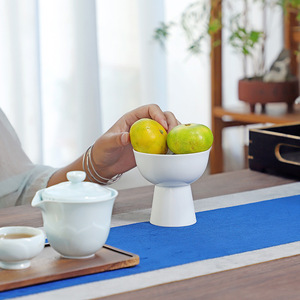 Plato de cerámica china con base alta para frutas, redondo, de porcelana, estilo tradicional, para servir aperitivos y postres en fiestas. - Product Image 3