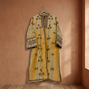 Manteau long en velours jaune fait main sur mesure, avec des motifs floraux bruns et des appliques brodées à motifs géométriques - Product Image 6