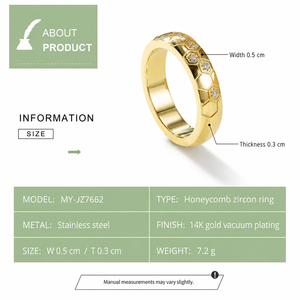 Anillo de Zirconia en Forma de Panal, Acero Inoxidable, Chapado en Oro de 14K al Vacío, Banda Redondeada con Patrón Hexagonal y Detalles Transparentes - Product Image 2