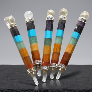 Bâton de Reiki en cristal 7 chakras de qualité supérieure avec sphère de quartz et pointe en forme de crayon pour la méditation et la guérison, pierre précieuse naturelle. - Product Image 1