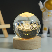 Veilleuse de bureau lumineuse en boule de cristal au design moderne et épuré avec gravure interne, ornement décoratif en verre pour la Journée des enfants