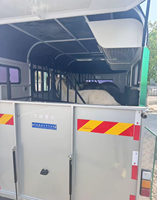 Remorque à chevaux 3HAL 2026 pour 3 chevaux, chargement oblique, séparateurs rembourrés, boîte à selles pivotante
