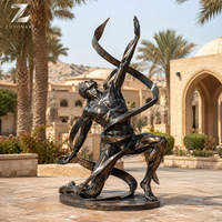 Sculpture d'homme exagérée en bronze antique, statue dynamique et surreale pour parc, jardin, œuvre d'art publique, fabriquée à la main