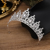 Diadème de mariée en alliage orné de cristaux, strass et diamants, accessoire de coiffure pour mariages, bals de promo, fiançailles, anniversaires et fêtes.