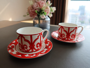 Juego de Vajilla de Porcelana China de Lujo Ecológico para Restaurante Occidental, Modelo de Taza y Platillo de Café con Patrón de Hierro Forjado Rojo - Product Image 4