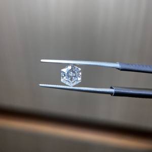 เพชรแล็บโกรนทรงหกเหลี่ยม ขนาด 1.00 5.00 กะรัต ได้รับการรับรองจาก IGI ความใส VS1 VVS1 สี E คุณภาพการเจียระไน EX  เจาะรูด้วยเลเซอร์สำหรับทำเครื่องประดับ - Product Image 2