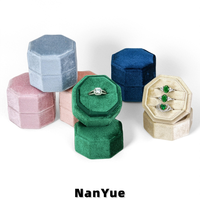 Boîte à bagues octogonale en velours en gros, personnalisable avec logo, emballage de luxe pour bijoux, idéale pour les propositions de mariage, les bagues de fiançailles et la présentation de cadeaux.