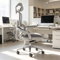 Chaise de bureau ergonomique contemporaine pour cadre, dossier haut en maille grise avec accoudoirs réglables, hauteur réglable et soutien lombaire