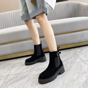 Zapatillas de mujer de estilo urbano y casual, de caña alta, con punta abierta, correa ajustable, suela gruesa, con pedrería azul y blanca y panel de malla brillante - Product Image 2