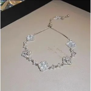 Bracciale con quadrifoglio in zirconia cubica per donne e ragazze, regalo di gioielli di lusso dal design elegante e cavo - Product Image 4