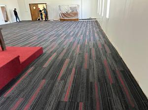 Dalles de moquette modulaires en polypropylène avec support en PVC pour zones commerciales à fort <span class=keywords><strong>trafic</strong></span>. - Product Image 3