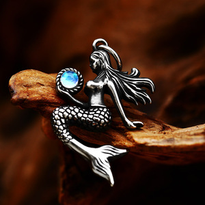 Collar con Colgante de Sirena en Aleación Plateada Antigua con Circonita Cúbica Azul, Estilo Vintage, Joyería Unisex - Product Image 1