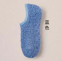 Nouvelles chaussettes antidérapantes en silicone à pois pour l'automne et l'hiver, chaussettes de yoga invisibles, chaussettes d'intérieur en polaire corail