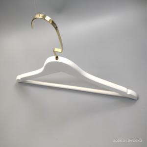 Colgador de <span class=keywords><strong>ropa</strong></span> de madera maciza blanca antideslizante con gancho plano de metal dorado y logotipo personalizado al por mayor, <span class=keywords><strong>para</strong></span> bolsos, baño y armario. - Product Image 5