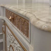 Table de chevet de luxe à 2 tiroirs, style classique français, avec bordure dorée, ornements en relief et plateau en marbre crème