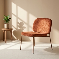 Fauteuil de salon moderne et élégant en velours orange avec structure métallique, idéal pour le café ou la maison