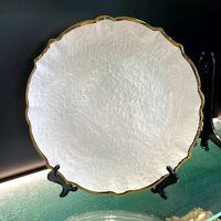 Assiette moderne simple argentée pour aliments occidentaux, assiettes de présentation irrégulières en verre à steak bordé d'or en dentelle pour décoration de fête d'hôtel