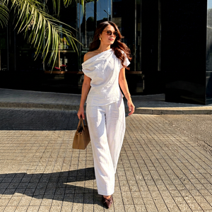 Tenue de plage élégante en lin/coton froncé coupe trapèze longueur ras du sol – Haut d'été blanc asymétrique confortable - Product Image 1