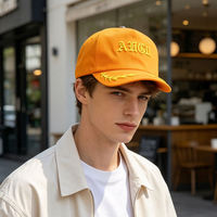 Op maat gemaakte oranje gotische pet met lage minimale bestelhoeveelheid (MOQ), OEM, ODM, laurierblaadjes, geborduurde gele tekst, baseballcap, gestructureerd, 5 panelen