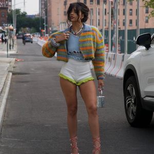 Conjunto de Suéter Tejido Personalizado para Mujer 2026, Top Corto a Rayas con Falda Larga con Abertura Lateral, Atuendo Casual de Dos Piezas - Product Image 3