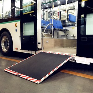 Pentes de rampe de fauteuil roulant en aluminium électrique de MiniBus de <span class=keywords><strong>bus</strong></span> de ville de plancher bas pour la capacité de chargement 350kg moteur de 12V/24V certifié CE - Product Image 3