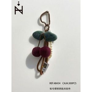 Portachiavi con ciondolo a forma di ciliegia con perle finte e palline di velluto per borsa o chiavi - Product Image 3
