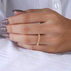 Bague élégante en or demi-éternité avec pierres rondes scintillantes transparentes, design classique de luxe pour femme, idéale pour les soirées et comme cadeau. - Product Image 1