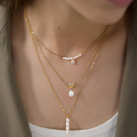 Collier élégant à superposer en acier inoxydable plaqué or avec perles simulées et chaîne fine pour femme