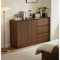 Buffet minimaliste en bois aux bords arrondis, cadre en bois grain noyer, porte coulissante blanche, poignée dissimulée, rangement avec tiroirs