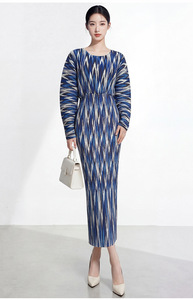 Nouvelle Collection Été 2026 : Robe Plissée Miyake Plus à Col Chauve-Souris et Taille Cintrée, Longueur Midi – Vente en Gros de Vêtements - Product Image 4