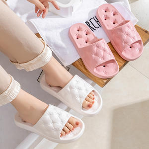 U-HOME <span class=keywords><strong>pas</strong></span> <span class=keywords><strong>cher</strong></span> Prix Antidérapant Dernière Conception Dames Pantoufles Maison Plat Noël Bain Pantoufles pour Femmes - Product Image 1