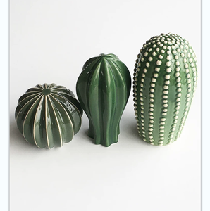 Vase décoratif en céramique émaillée verte en forme de cactus, ornement de table pour la maison, décoration de salon, bureau, artisanat - Product Image 1