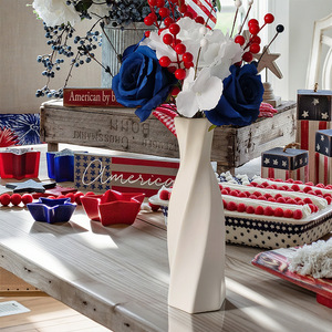 Ramo de Flores Artificiales Patrióticas para el Día de la Independencia, Rosas Rojas, Blancas y Azules con Detalles de Bayas, Perfecto para la Decoración de la Mesa del 4 de Julio - Product Image 4