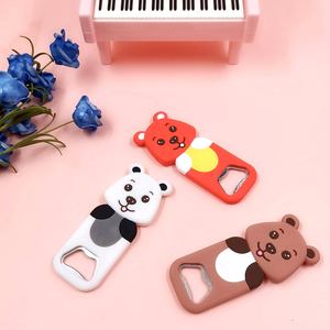 Décapsuleur magnétique de réfrigérateur en PVC motif ours de dessin animé avec logo personnalisé, porte-clés/mousqueton en PVC souple, article promotionnel du fabricant - Product Image 5