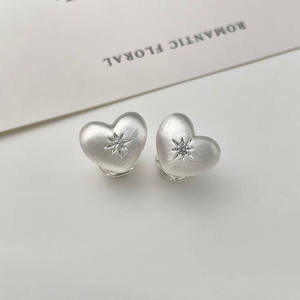 Boucles d'oreilles en argent pur S925, niche pour les oreilles, luxe haut de gamme, forme de cœur, étoile octogonale, finition mate brossée - Product Image 5