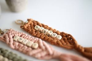 LLavero de macramé personalizado, joyería de borla tejida de cuerda de algodón hecha a mano, nombre se puede personalizar llavero de letra - Product Image 4