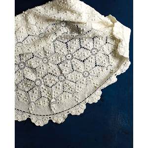 Mantel Redondo de Ganchillo Navideño con Motivo de Estrella Bordado, Patrón Rectangular para Hoteles y Restaurantes, Cubierta de Mesa Dan Denaro - Product Image 1