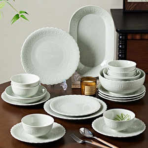 Juego de Vajilla de Cerámica Verde al por Mayor, Platos y Tazones de Porcelana con Relieve de Encaje y Diseño Moteado, Estilo Boho, Personalizable para Minoristas - Product Image 1
