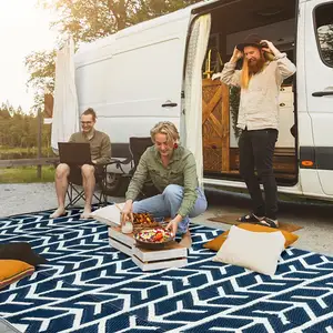 Große reversible gewebte PP-Kunststoff matte Tragbare wasserdichte Outdoor-Teppich Strand Camping Picknick Reisen Verwenden Sie benutzer definierte Muster wasch bar