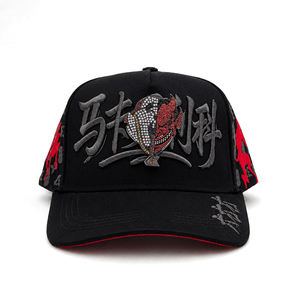 Casquette de baseball en daim haut de gamme avec écussons métalliques personnalisés, patch en cuir, broderie 3D florentine et strass en cristal - Product Image 1
