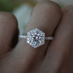 Anello di Fidanzamento in Zircone Tono Platino per Donne, Elegante Gioiello da Dito per Proposta e Matrimonio - Product Image 2