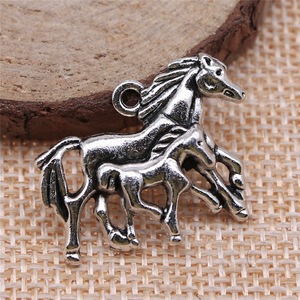 Colgante de Caballo y Potro 28x23mm de Aleación de Zinc Plateado Antiguo para Decoración de Cintas de Exhibición Ecuestre - Product Image 2