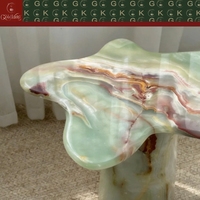 Table d'appoint en onyx et jade vert fini à la main GOLDKING pour galerie d'art, maison de luxe et hall d'hôtel avec des veines vertes dorées douces