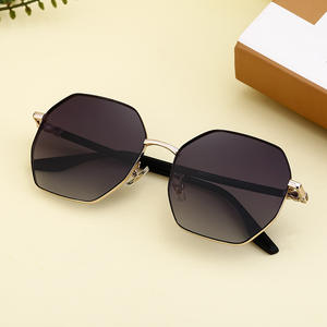 Nouvelles lunettes de soleil polarisées à monture hexagonale pour femmes, verres TAC UV400 dorés, protection solaire classe 2, lunettes de conduite tendance pour l'extérieur - Product Image 3