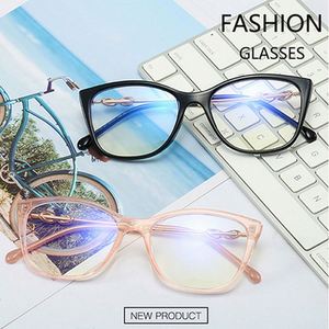 Gafas de Computadora con Bloqueo de Luz Azul, Estilo Vintage 2020, Montura Transparente Rosa con Diseño de Ojo de Gato para Mujer - Product Image 2