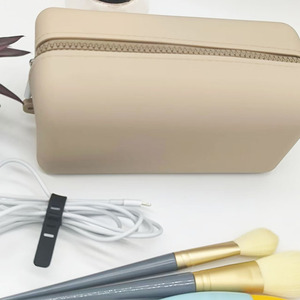 Bolsa de Cosméticos Personalizada de Alta Calidad con Logotipo, Cierre de Cremallera, Bolsa de Maquillaje Moderna, Estuche para Brochas, Monedero, Tarjetero - Product Image 3