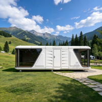 Maison-capsule spatiale moderne avec système d'éclairage intégré pour un environnement de vie confortable pour les séjours touristiques