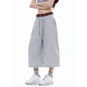 Pantalones cortos atléticos grises con cordón de cintura a cuadros Ajuste cómodo Pantalones de salón de pierna ancha pantalones cortos largos transpirables - Product Image 1