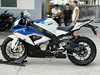 Moto sportive BMW S1000RR d'occasion, essence, 999 cm³, quatre cylindres en ligne, refroidie par eau, superbike, en excellent état de marche, moto de course, conduite sur autoroute